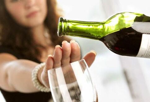 A garota não permite que ela derramar seu vinho em um copo