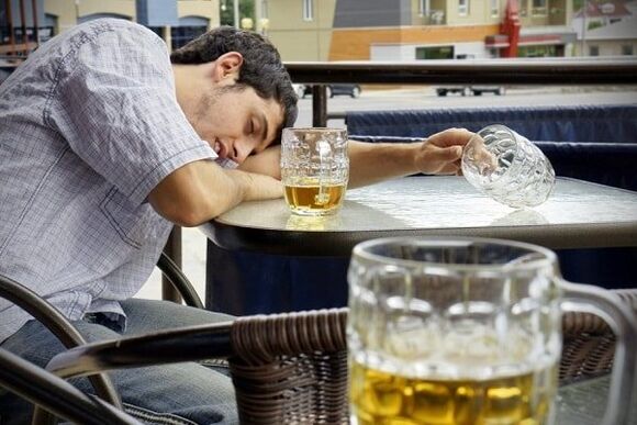como ajudar uma pessoa que bebe a parar de beber