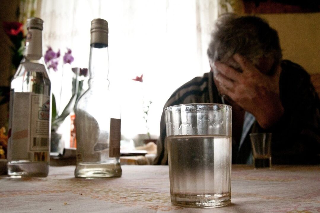 A falta de controle sobre a quantidade de bebida é um sinal do desenvolvimento do alcoolismo