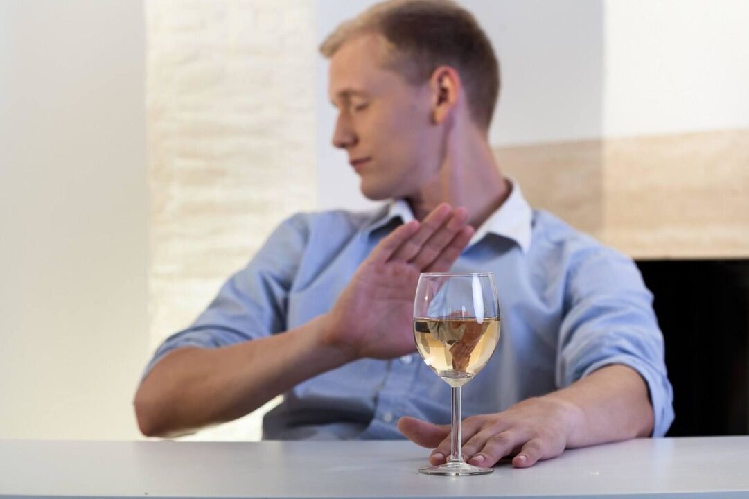 Tendo percebido o problema, um homem pode parar de beber álcool sozinho